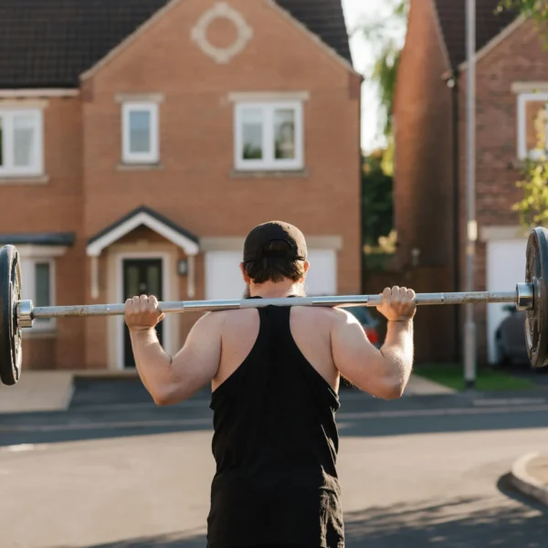Un homme qui fait du sport en extérieur